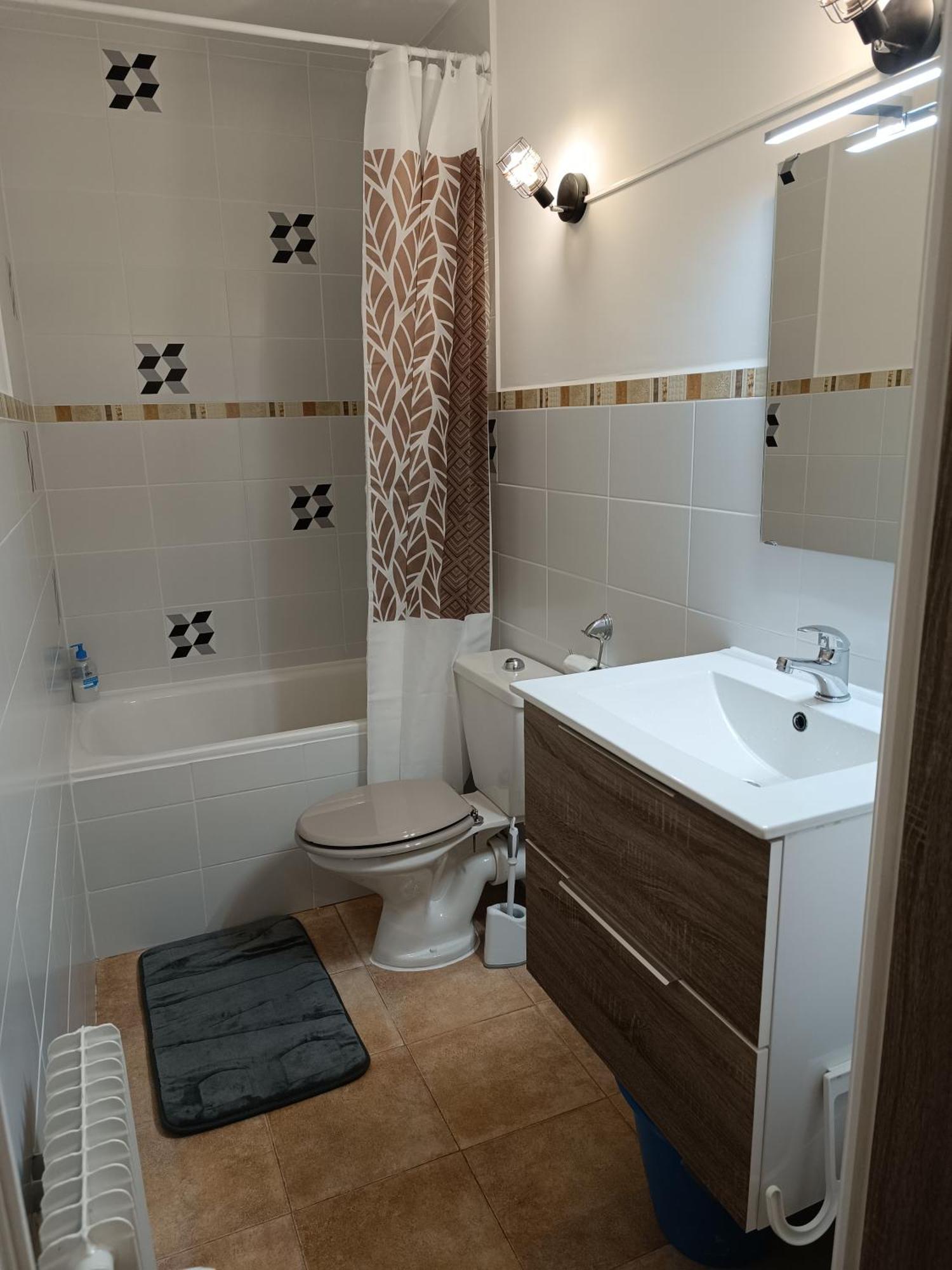 Studio Agreable Tout Confort Les Angles  Bagian luar foto